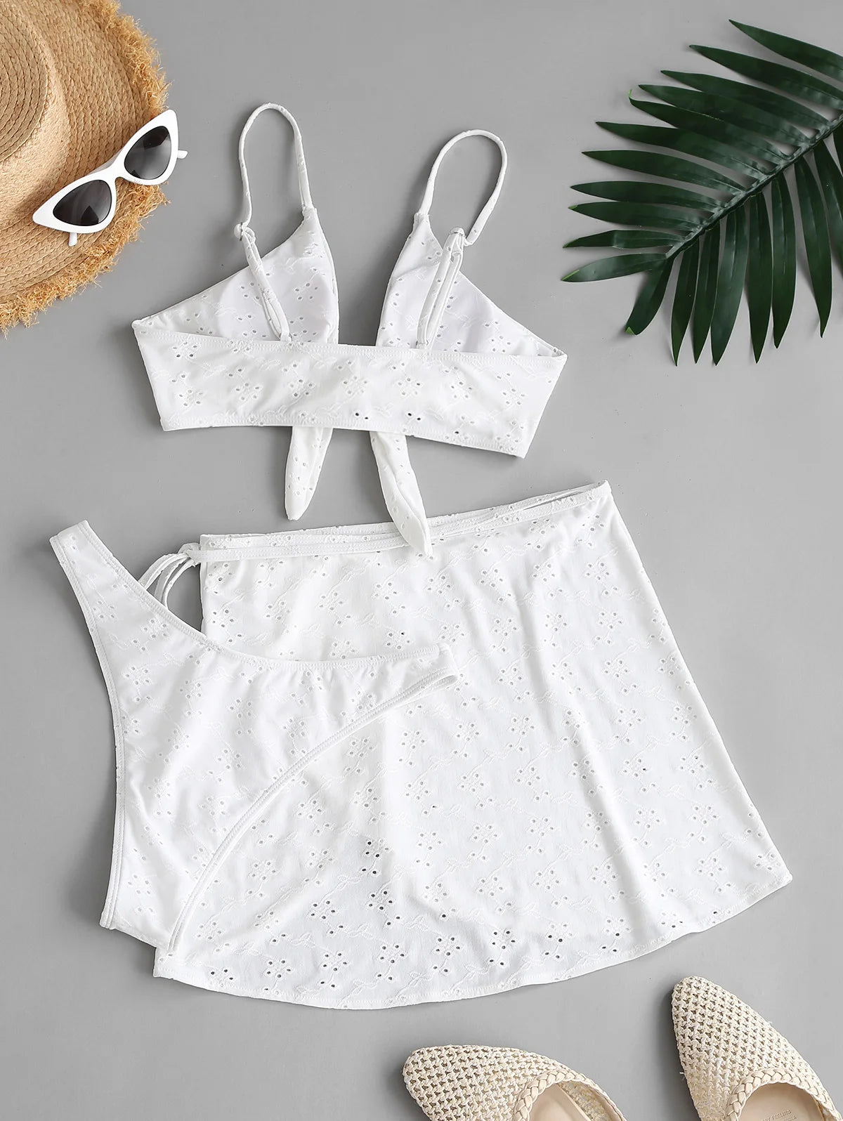 Conjunto de biquíni de três peças com laço e bordado inglês