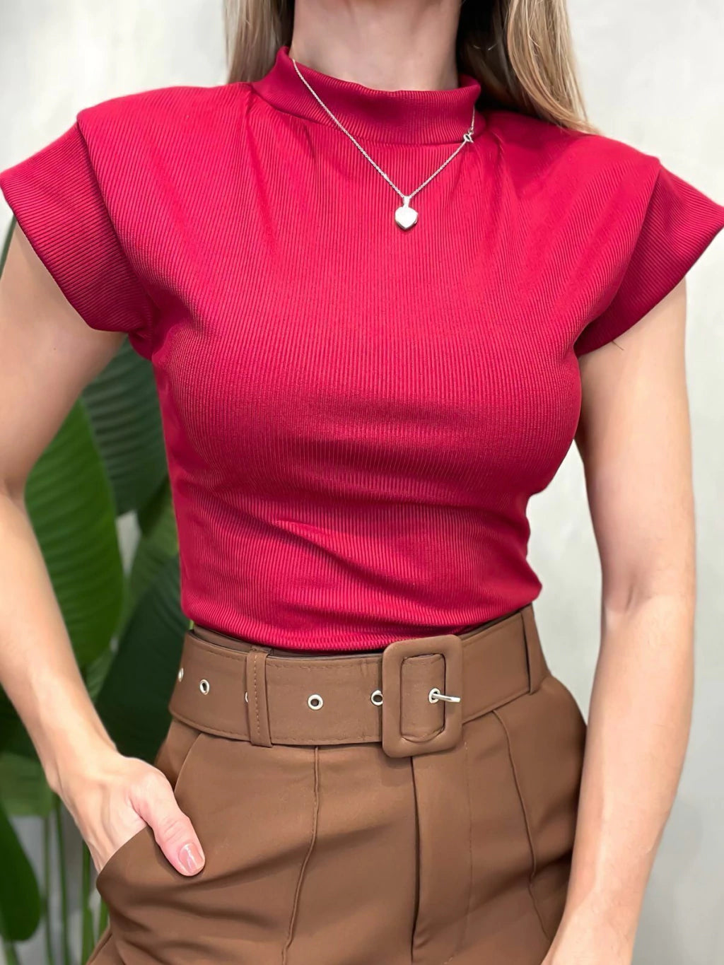 Blusa Feminina em Ribana Muscle Tee com Gola Tuane