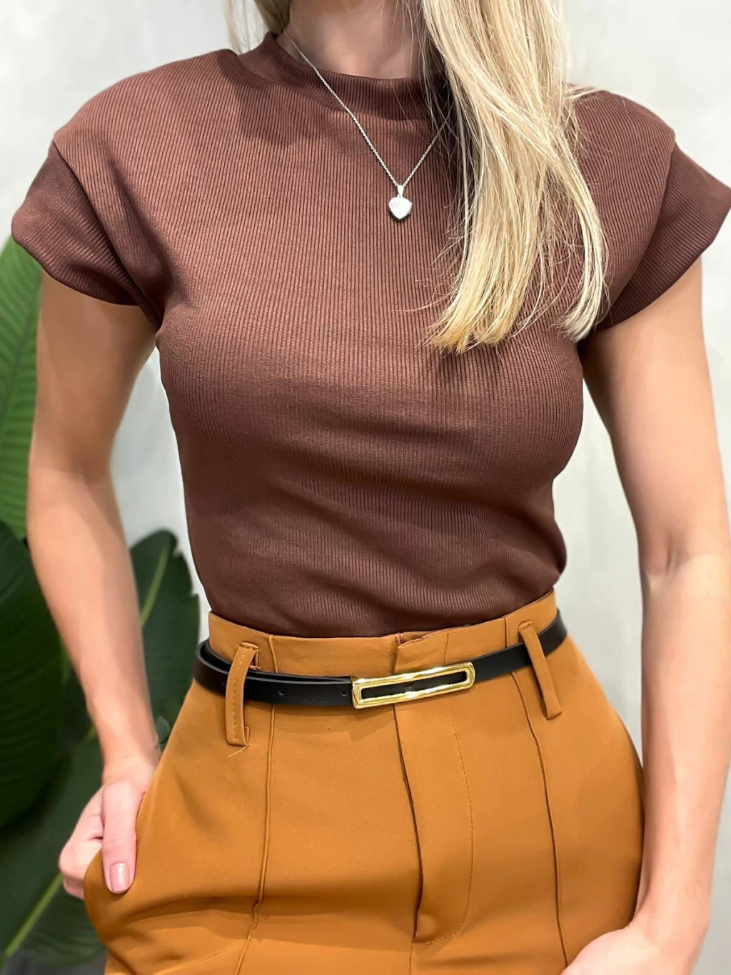 Blusa Feminina em Ribana Muscle Tee com Gola Tuane