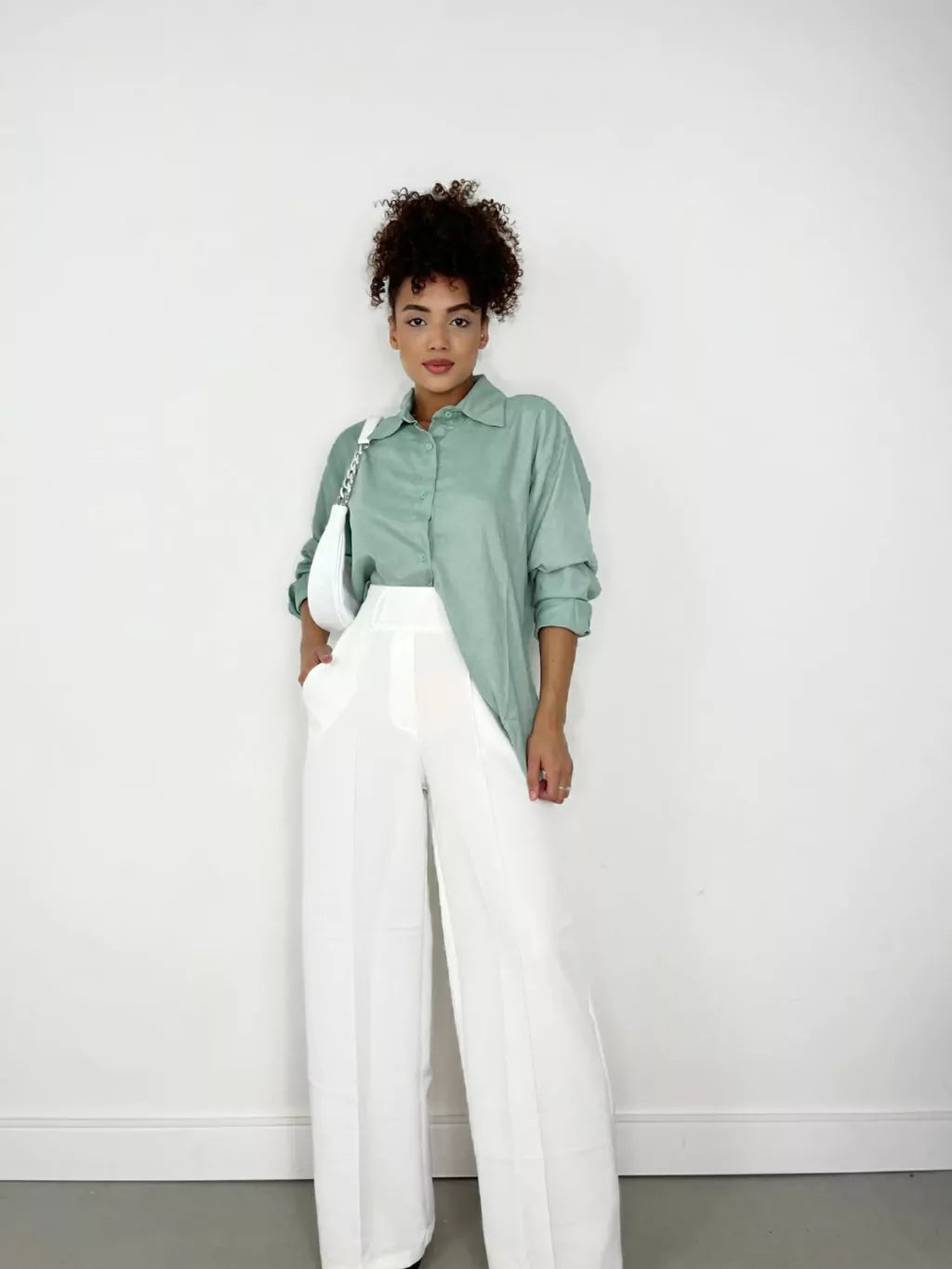 Calça Feminina em Alfaiataria Pantalona Lorena